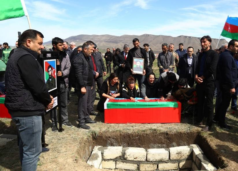 Hocalı katliamının yedi kurbanının kalıntısı Hocalı'da defnedildi - Resim: 7